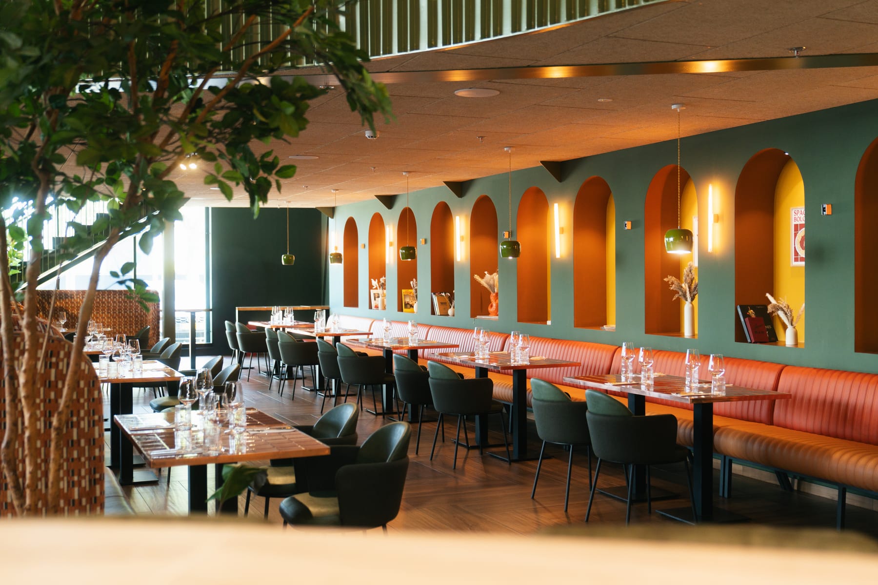 Living Restaurant, Tische entlang der grünen Nischenwand